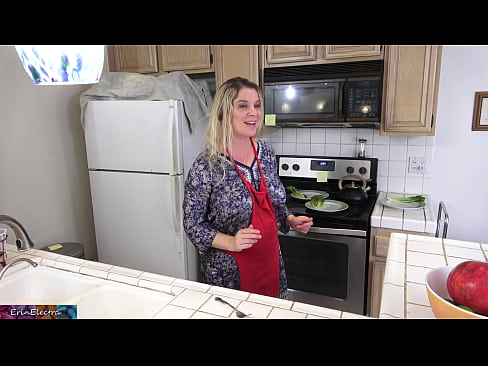 ❤️ Matrigna che lo munge in cucina prima del suo appuntamento Video di sessoal it.pornohammer.ru ️❤