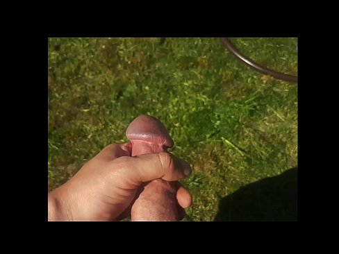❤️ Hot hottie si fa scopare la figa rosa e sborra con uno squirt in un giardino estivo Video di sessoal it.pornohammer.ru ️❤