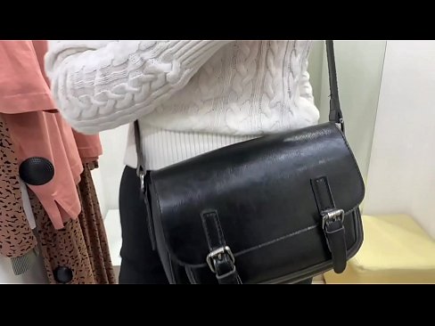 ❤️ Masturbazione pubblica della giovane cagna FeralBerry con un dildo nel camerino Video di sessoal it.pornohammer.ru ️❤