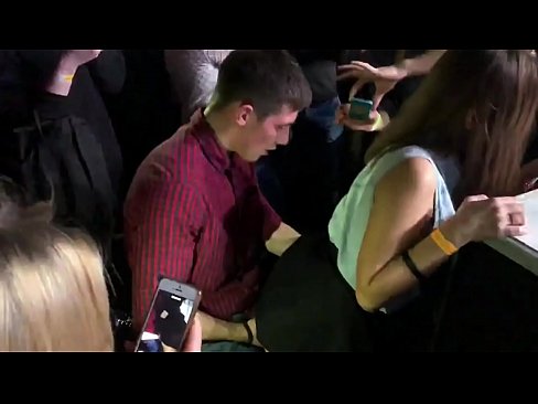 ❤️ Sesso reale in un nightclub russo. Ragazza russa di 18 anni nell'ano e nella vagina scopata in un nightclub Video di sessoal it.pornohammer.ru ️❤
